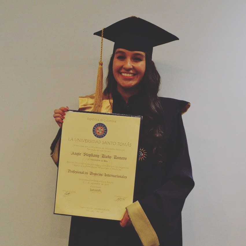 Stephany Riano feiert ihren Universitätsabschluss mit ihrem Diplom