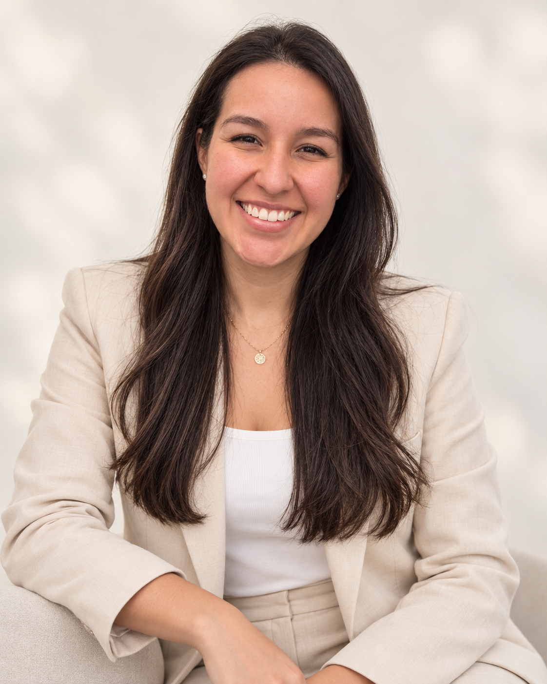 Stephany Riano, Marketing Specialist in Wien, in einem professionellen und sympathischen Porträt