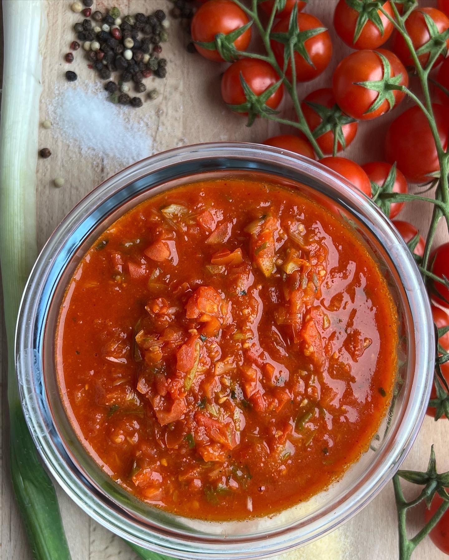 Ein hausgemachtes Tomatengericht von Stephany Riano