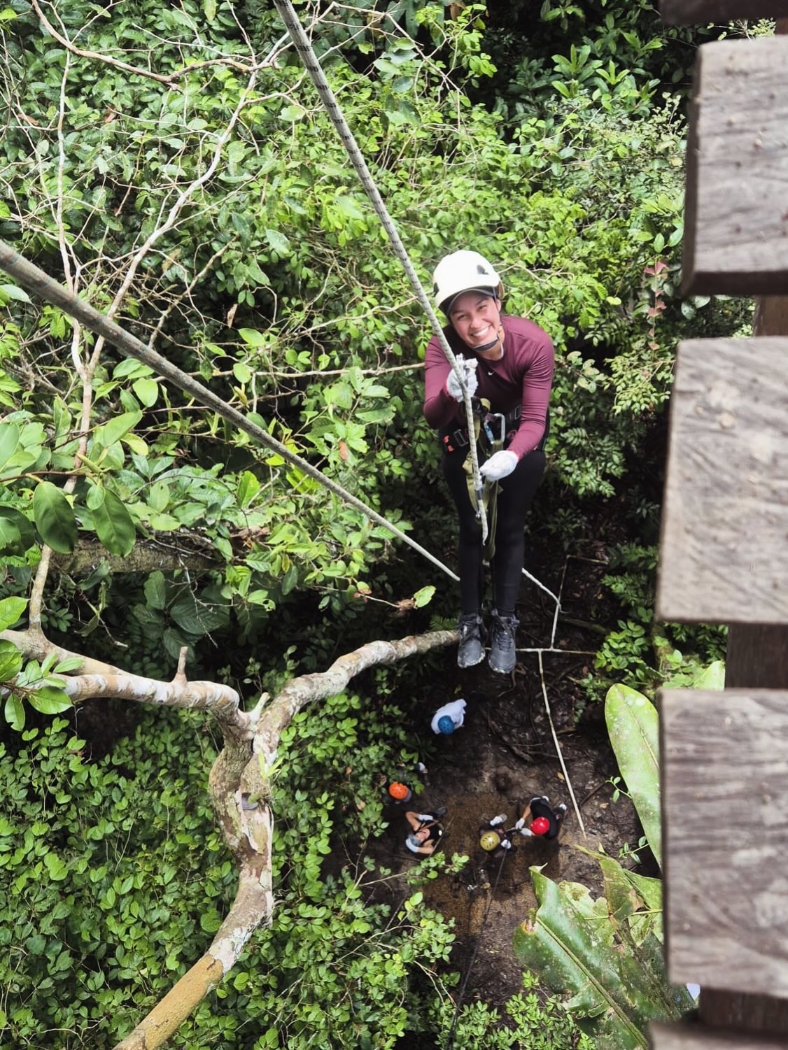 Stephany Riano bei einem Kletterabenteuer in tropischer Natur